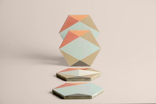 Carreaux de ciment hexagonaux dessinés par Eli Gutierrez et fabriqués par Cimenterie de la Tour