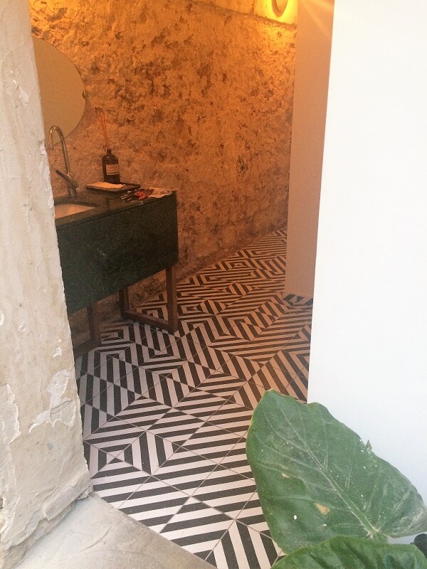 carreaux de ciment géométrique noir et blanc sur le sol d'un hall