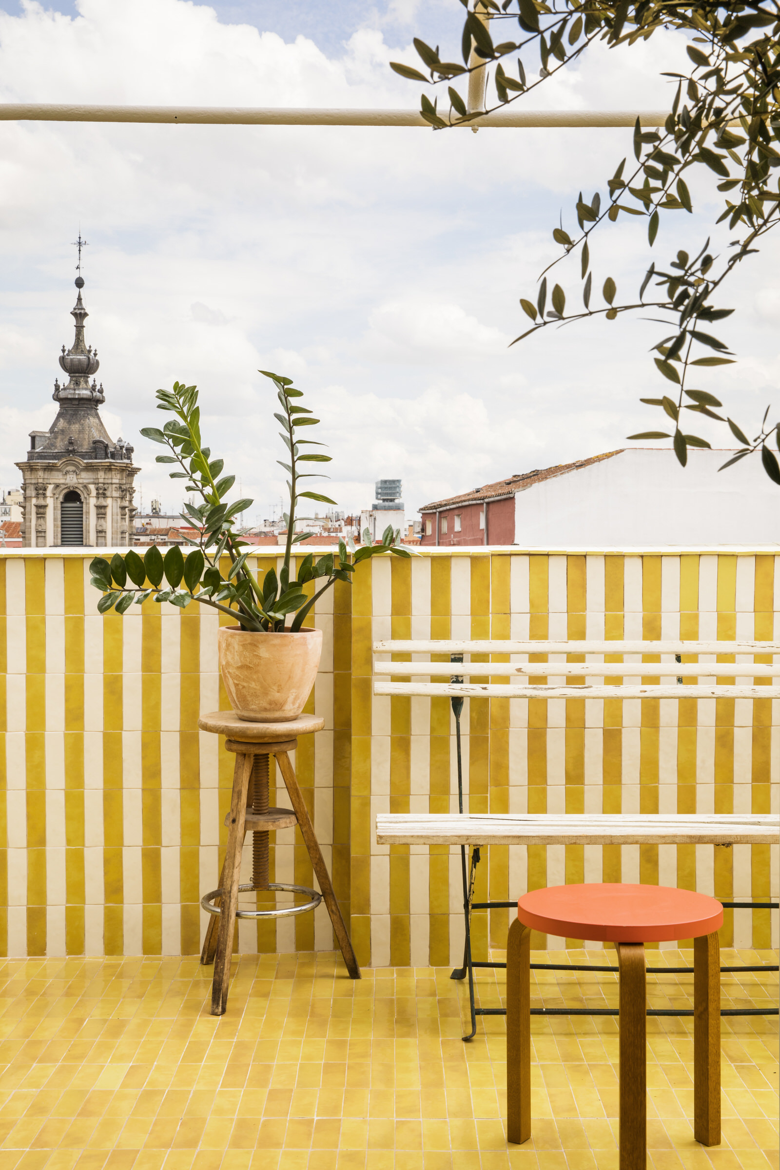 Le sol en effet bejmat jaune du Projet Conde Duque House