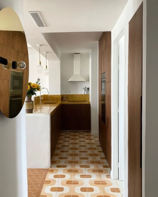 Une magnifique réalisation de @csarchitectures avec nos carreaux MFC03 Jaune signés @combaud.architecte.interieur ✨
#cimenteriedelatour #cementtile #carreauxdeciment #ciment #hexa #graphique #sol #architecture #architectureinterieure #deco #decor #amenagement #authentique