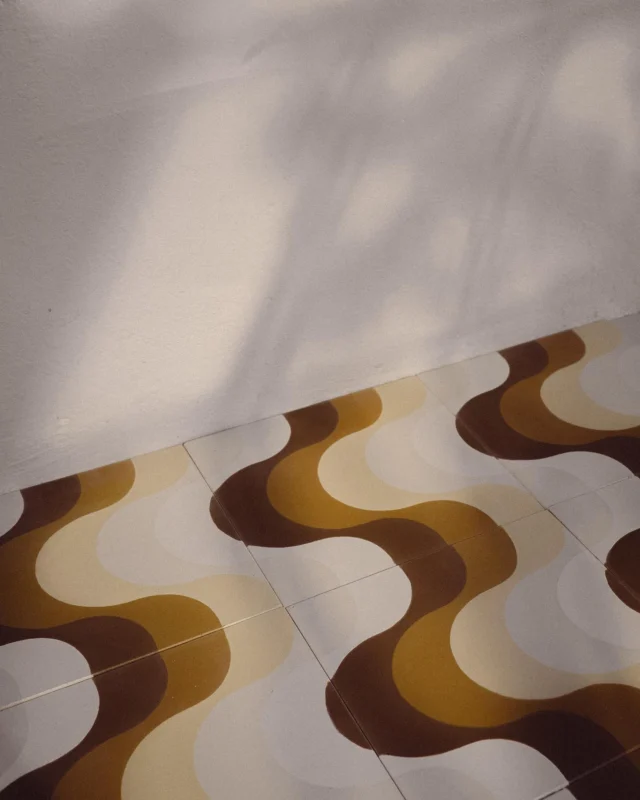 Les collections de véritables carreaux de ciment MFC signées @combaud.architecte.interieur 🍊Ajoutez chaleur à vos pièces, au sol ou aux murs, avec des motifs carrés ou hexagonaux ▫️
#carreauxdeciment #carreauciment #cimenteriedelatour #design #motif #deco #decor #architecture #architectureinterieure #amenagement #cementtileshop