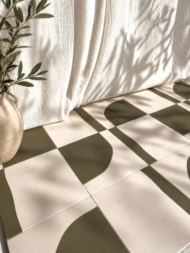La collection MINI PÖT par @studio_sandy_rubio pour la @cimenteriedelatour ☀️
Les lignes irrégulières et les teintes naturelles viennent souligner l’esthétique et le savoir-faire artisanal de matériaux naturels 🌿
#carreauxdeciment #design #minimal #carrelage