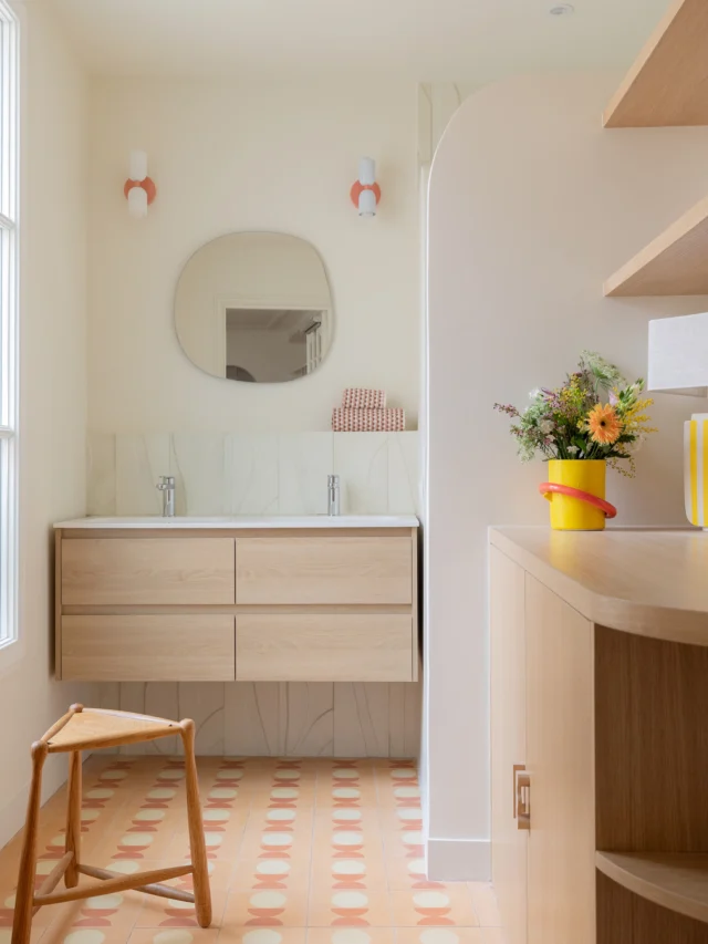 Notre MCCECLA5 par @clementine.chambon pour @cimenteriedelatour ⬜️⚪️ Une salle de bain harmonieuse aux teintes douces
Réalisation : @maisongabinel
Photo : @laura_jacques_
#carreauxdeciment #graphique #design #architectureinterieure #deco