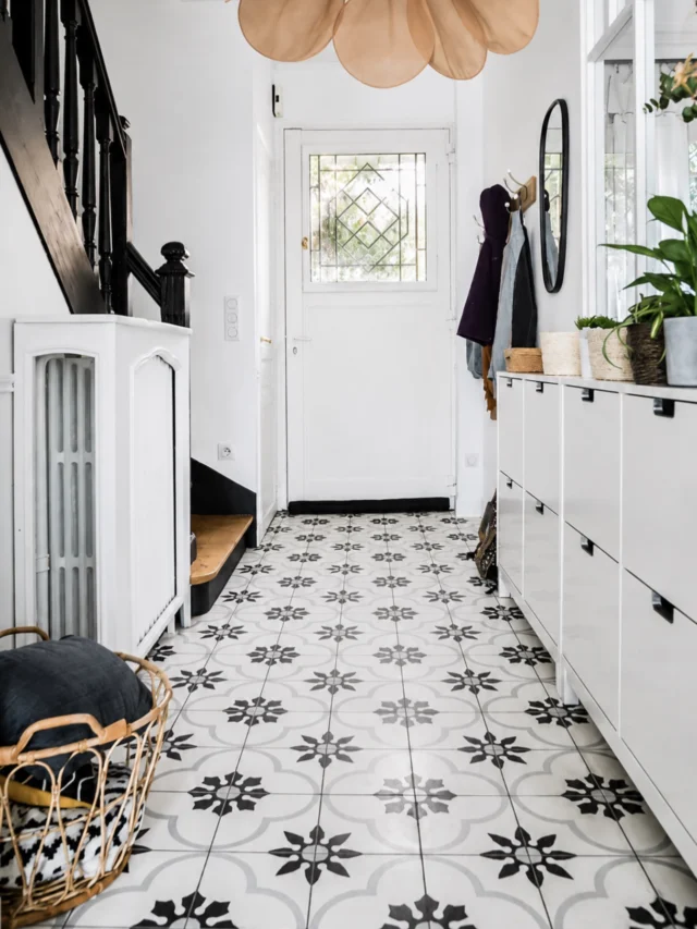 Nos carreaux de ciment M0770 à motif blanc, gris et noir dans le couloir ce magnifique projet signé @atelierdevergne 🤍
#carreauxdeciment #motif #traditionnel #couloir