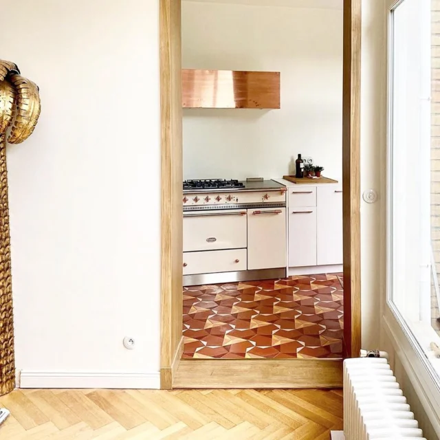 Un beau projet réalisé par @studio_annabelleb et @lespenates_home avec notre édition limitée Papirus Melipapi Terra signée @eligutierrezstudio ✨
#carreauxdeciment #designer #minimaliste #architecture #terracotta