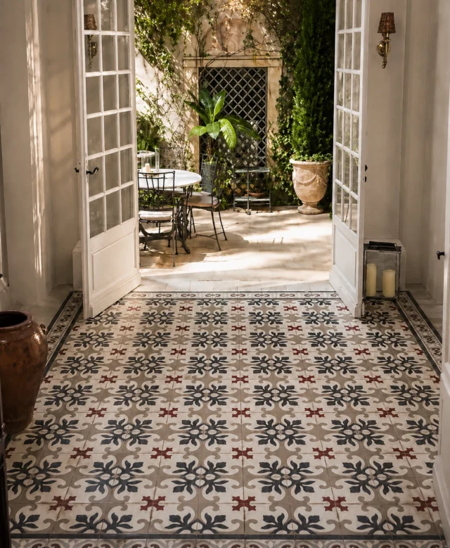 Parution de notre motif M1351 avec sa bordure B0063 dans la série télévisée Demain nous appartient ✨ Le Mas de Vallorta à Sète a accueilli la série avec son joli tapis de véritables carreaux de ciment artisanaux ☀️
#carreauxdeciment #sete #demainnousappartient #decoration #interieurdesign